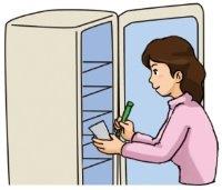 イラスト：冷蔵庫の中身を確認 