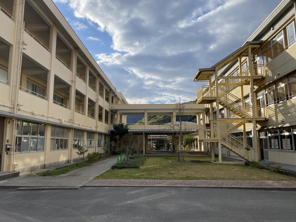 黒崎中学校渡り廊下の外観写真