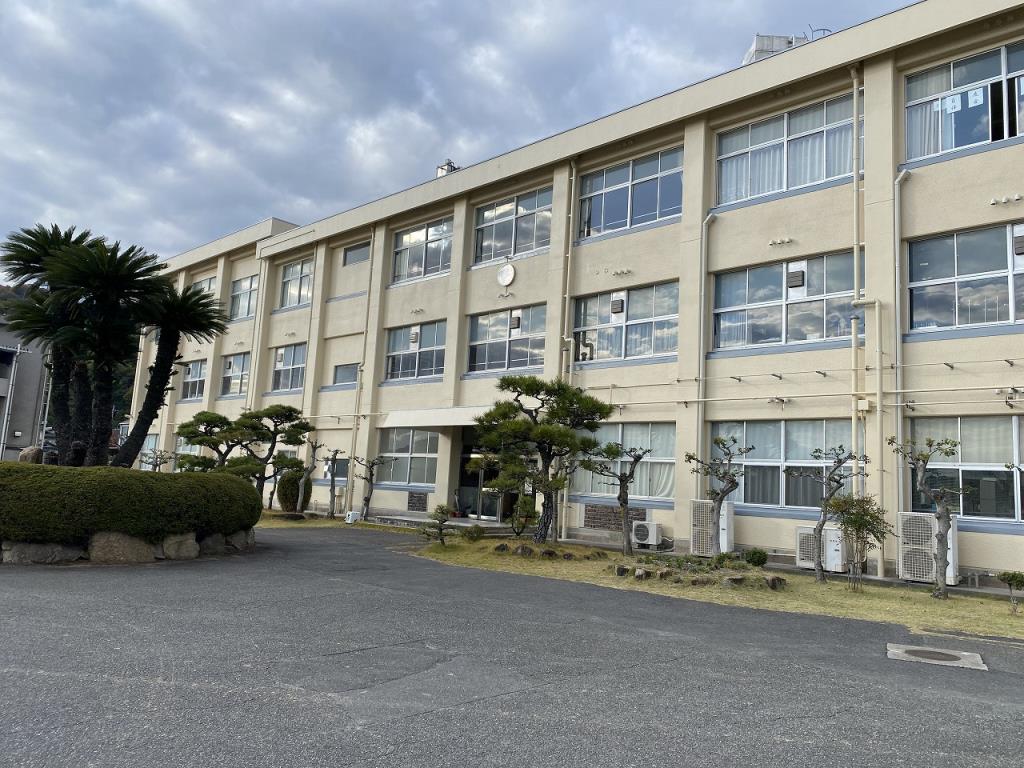 黒崎中学校南校舎の外観写真