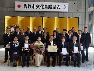 写真：記念撮影（高田幸雄さんとゆかりのある方々）