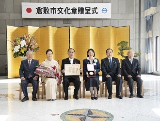 写真：記念撮影（髙田幸雄さんと伊東市長、斎藤議長ほか）