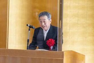 写真：受章者挨拶をされる岡本篤さん