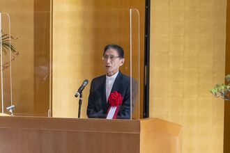 写真：受章者挨拶をされる楢村徹さん