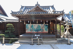 写真：阿智神社の能舞台に展示の屏風
