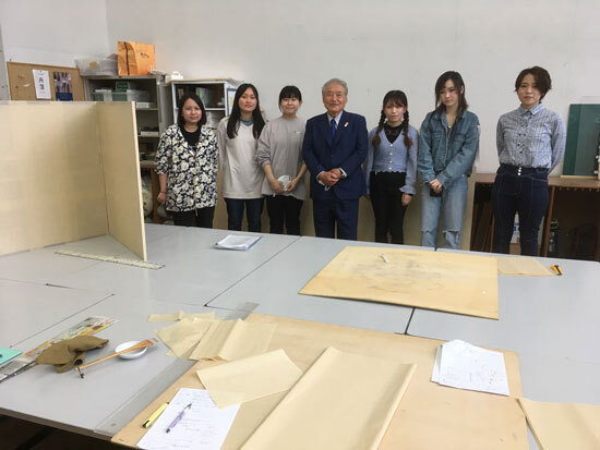 写真：岡理事長を囲んでの記念写真