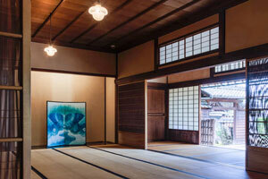 写真：縁側に面した部屋の展示の様子1