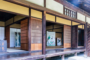 写真：縁側に面した部屋の展示の様子2