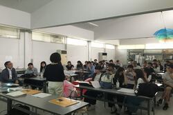 写真：参加学生に話す水島港まつり運営委員会担当