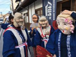 写真：東町の拠点を出発する学生素隠居