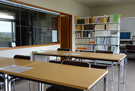 写真：閲覧室の様子