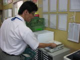 写真：商品の計量