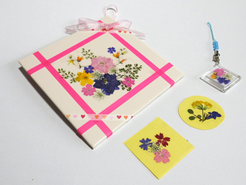 写真：おしゃれなタイルの壁掛け＆押し花キーホルダー