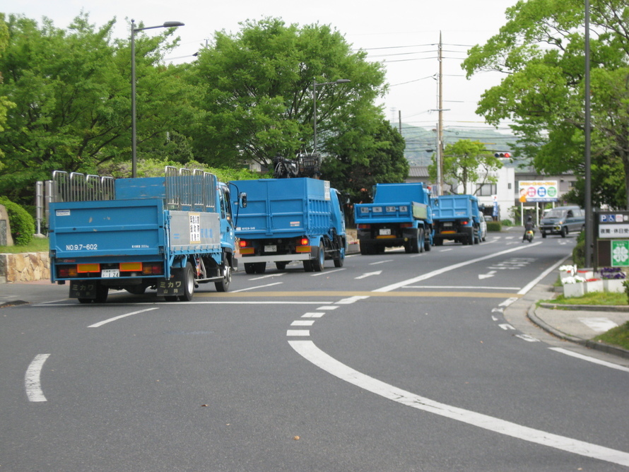 写真：災害廃棄物撤去活動のために松島町へ向かうトラック