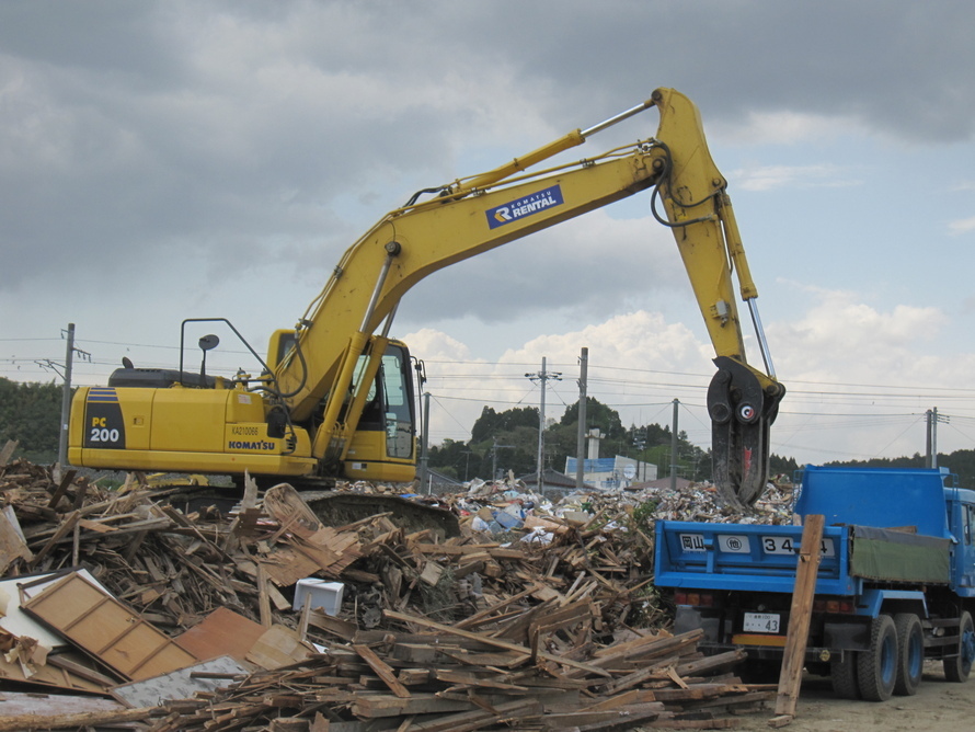 写真：家屋の廃木材の搬出