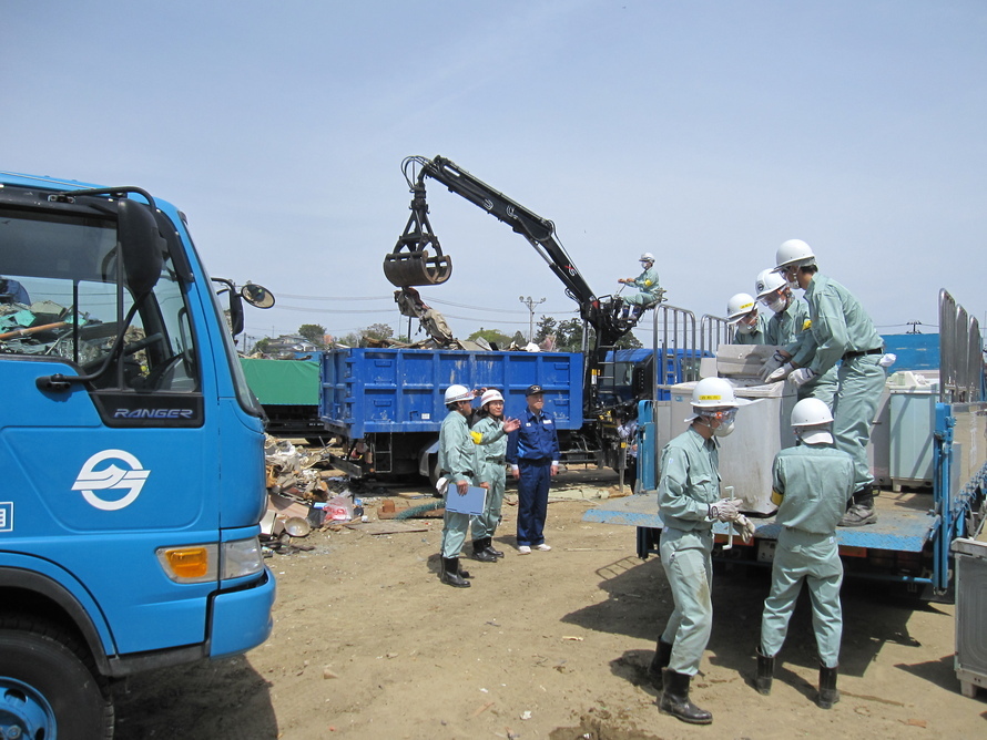 写真：被災した家電リサイクルの視察