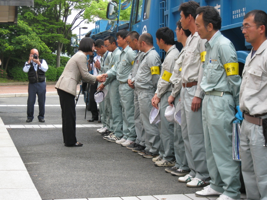 写真：伊東市長のねぎらいの様子