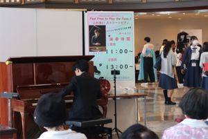 写真：ストリートピアノ