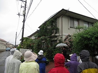 写真：雨中の説明