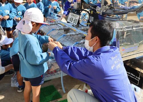 写真：給水車から給水パックに注水する様子