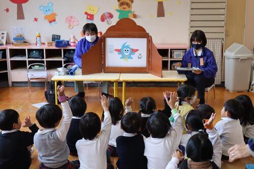 写真：「おいしいね　くらしきのすいどうすい」の紙芝居の様子