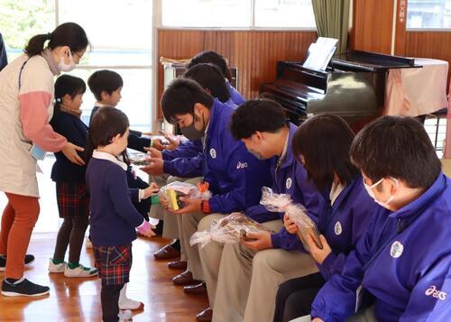 写真：園児の皆さんからお礼のプレゼント