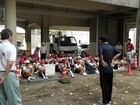 写真：児島小学校芝生植栽の様子1