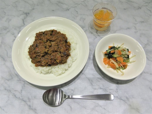 出来上がり写真（ドライカレー、海藻サラダ、シュワシュワゼリー）