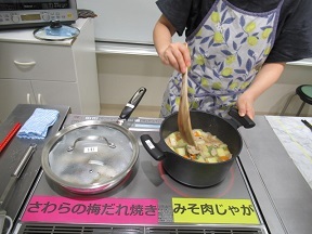 写真：8月2日の調理の様子1