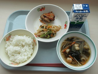 写真：学校給食の試食1