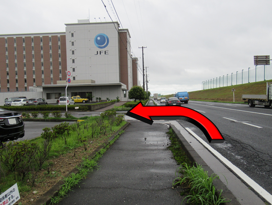 写真：倉敷方面から来た場合の駐車場入り口