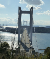 写真：東屋付近から瀬戸大橋を望む