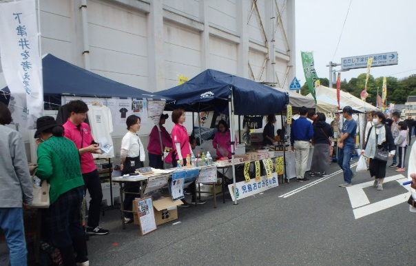 鮮魚や地元産物の販売テント