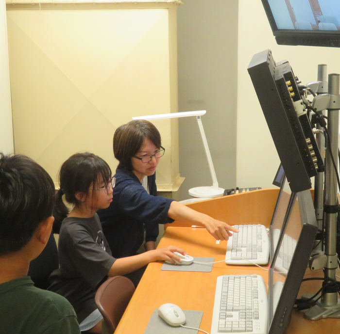 写真：モニター室を見学する様子
