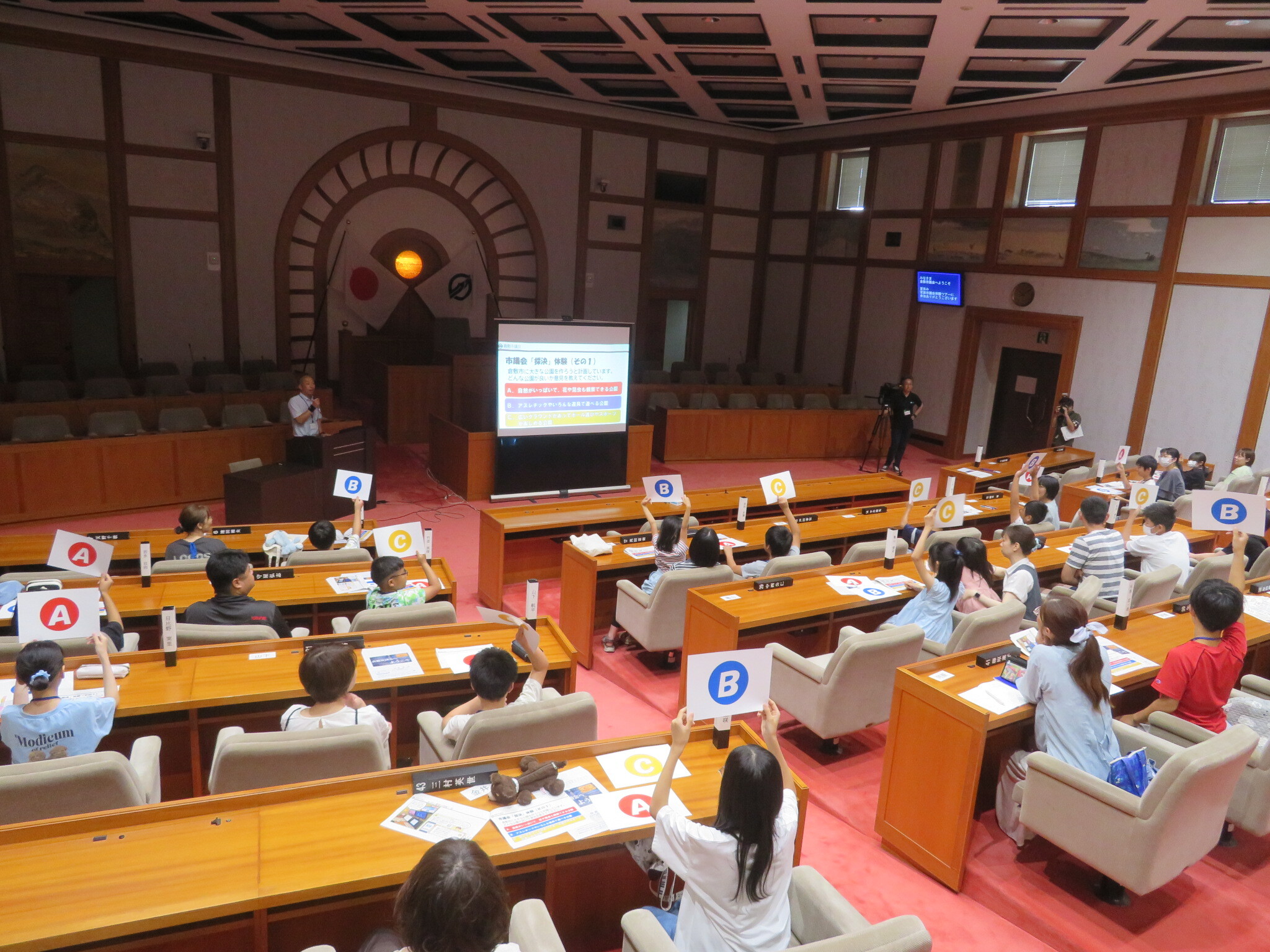 写真：クイズを交えながら市議会のしくみを説明する様子