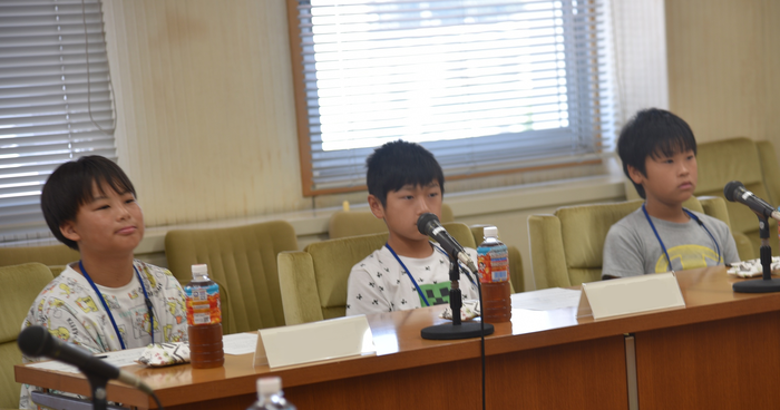 写真:議員へ質問コーナーの様子1