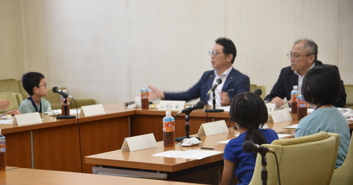 写真：議員へ質問コーナーの様子3