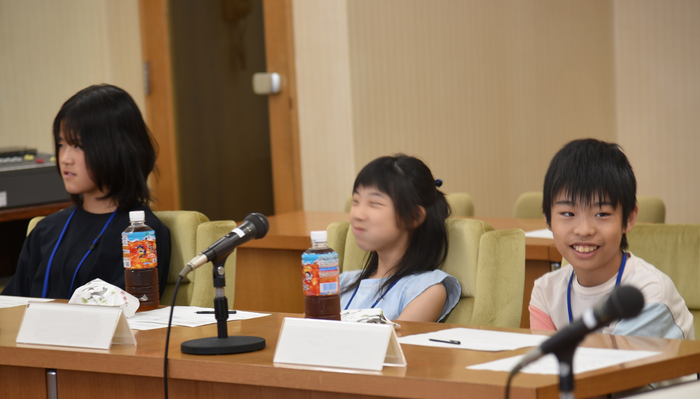 写真:議員へ質問コーナーの様子3