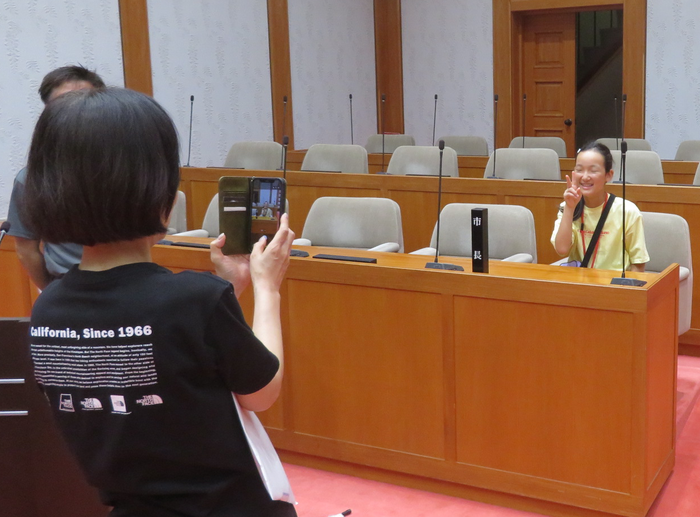 写真：市長席で記念写真を撮影する様子
