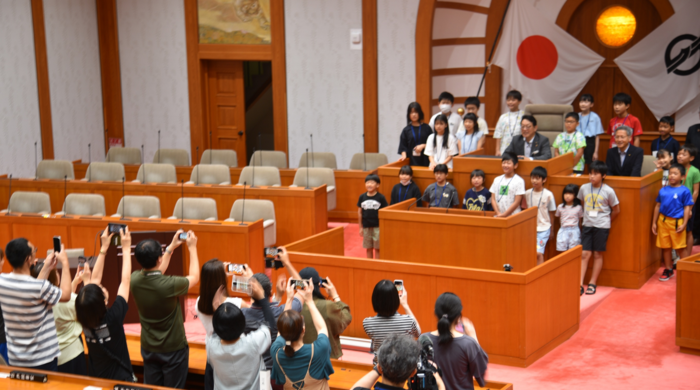写真：議場で集合写真を撮影する様子