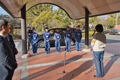 写真：出発式での市長激励挨拶