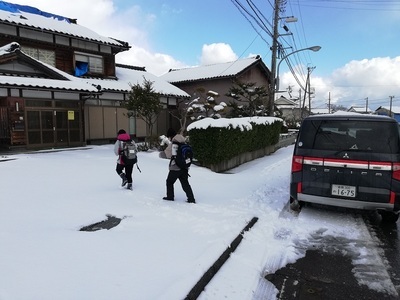 写真：雪の中、在宅避難者宅を回る様子1