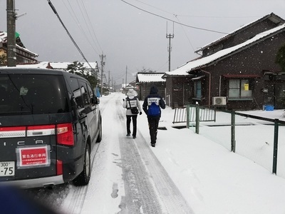 写真：雪の中、在宅避難者宅を回る様子2