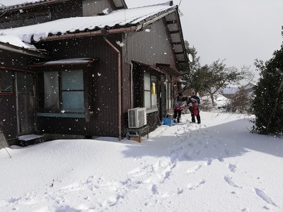 写真：雪の中、在宅避難者宅を回る様子3