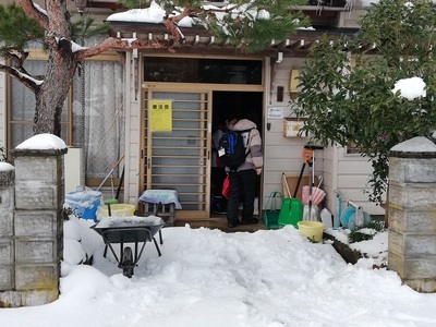 写真：雪の中、在宅避難者宅を回る様子4