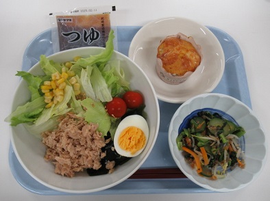写真：サラダうどん　きゅうりの梅肉あえ　かぼちゃマフィン