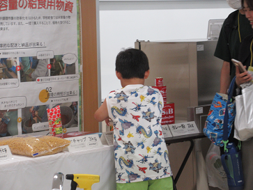 写真：安心安全な給食物資の展示