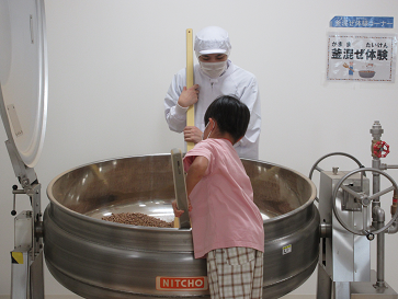 写真：釜混ぜ体験