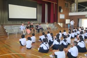 写真：市内小・中・高等学校訪問1