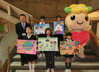 写真:人権ポスター表彰式