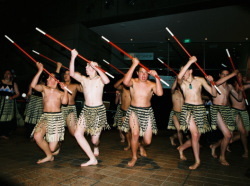 写真:青少年マオリ民族舞踊団